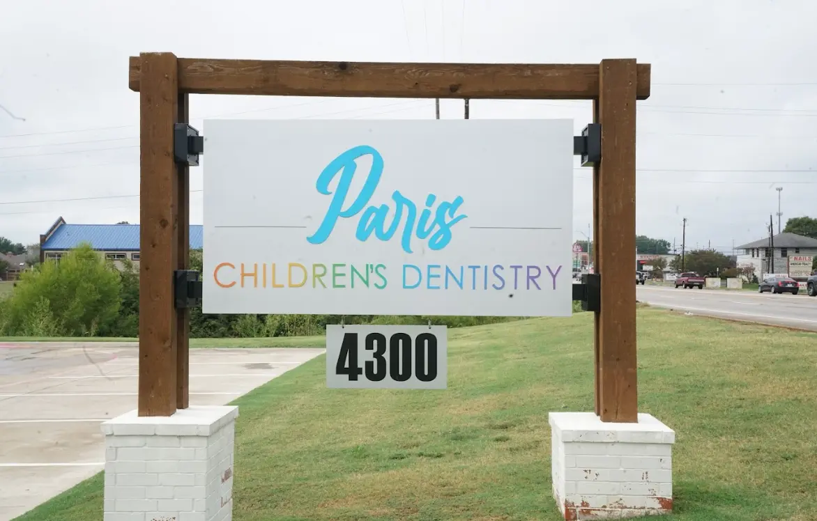 Paris Children’s Dentistry exterior sign on Lamar Avenue in Paris, Texas